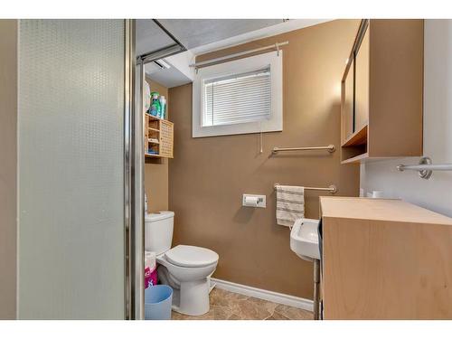 2452 22A Street Nw, Calgary, AB - Indoor Photo Showing Bathroom