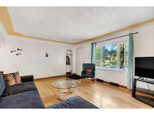 2452 22A Street Nw, Calgary, AB - Indoor Photo Showing Living Room