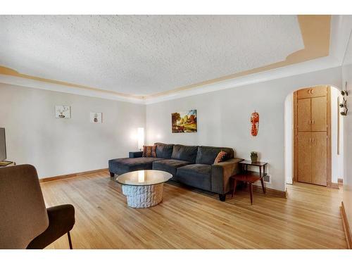 2452 22A Street Nw, Calgary, AB - Indoor Photo Showing Living Room