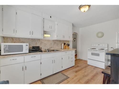 2452 22A Street Nw, Calgary, AB - Indoor Photo Showing Kitchen With Double Sink