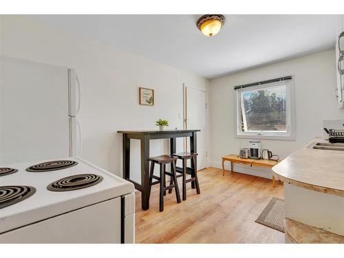 2452 22A Street Nw, Calgary, AB - Indoor Photo Showing Kitchen