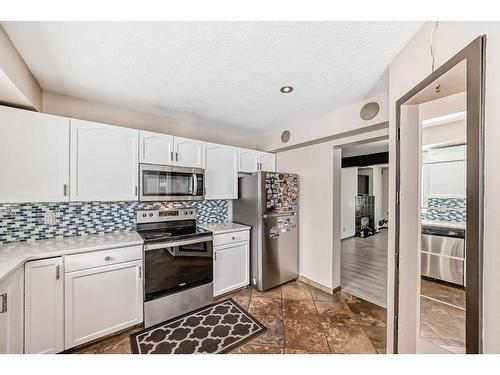 245 Killarney Glen Court Sw, Calgary, AB - Indoor Photo Showing Kitchen