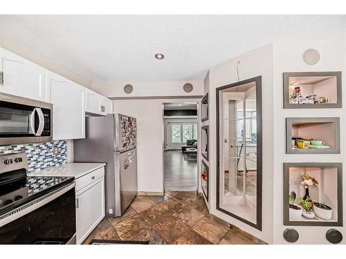 245 Killarney Glen Court Sw, Calgary, AB - Indoor Photo Showing Kitchen