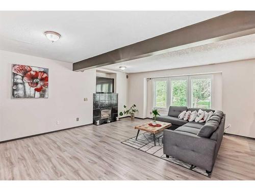 245 Killarney Glen Court Sw, Calgary, AB - Indoor Photo Showing Living Room