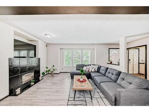 245 Killarney Glen Court Sw, Calgary, AB - Indoor Photo Showing Living Room