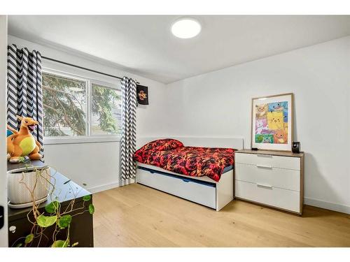 1008 70 Avenue Sw, Calgary, AB - Indoor Photo Showing Bedroom