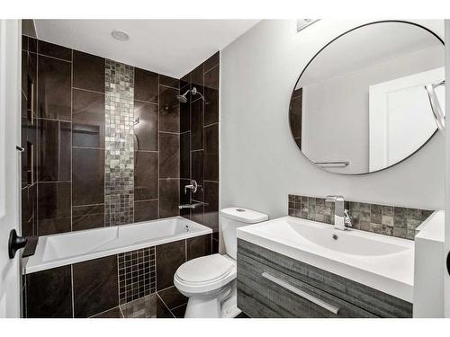 1008 70 Avenue Sw, Calgary, AB - Indoor Photo Showing Bathroom