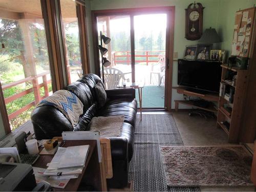 352080 Highway 22, Rural Clearwater County, AB - Indoor Photo Showing Living Room