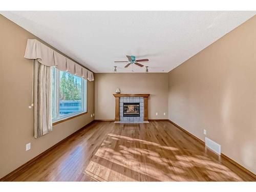 206 Citadel Meadow Grove Nw, Calgary, AB - Indoor Photo Showing Bedroom