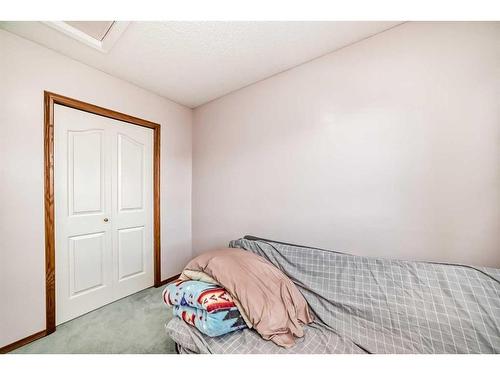 206 Citadel Meadow Grove Nw, Calgary, AB - Indoor Photo Showing Bedroom