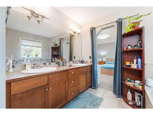 8 Aspen Hills Court Sw, Calgary, AB - Indoor Photo Showing Bathroom