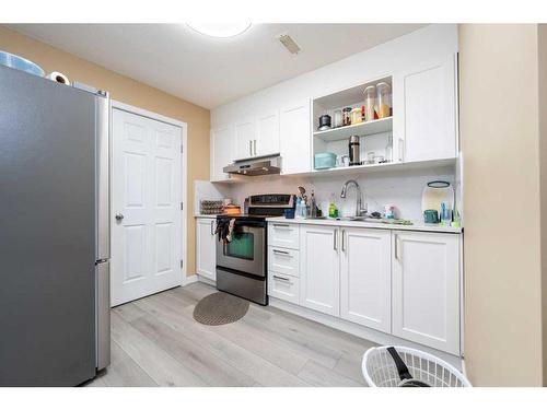 8 Aspen Hills Court Sw, Calgary, AB - Indoor Photo Showing Kitchen