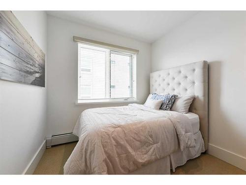 302-1407 Kensington Close Nw, Calgary, AB - Indoor Photo Showing Bedroom