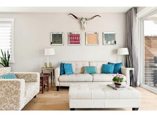 2417 52 Avenue Sw, Calgary, AB - Indoor Photo Showing Living Room