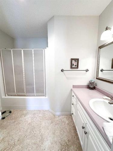 193 Balsam Crescent, Olds, AB - Indoor Photo Showing Bathroom