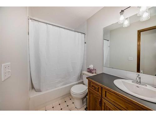 4 Bow Court, Cochrane, AB - Indoor Photo Showing Bathroom