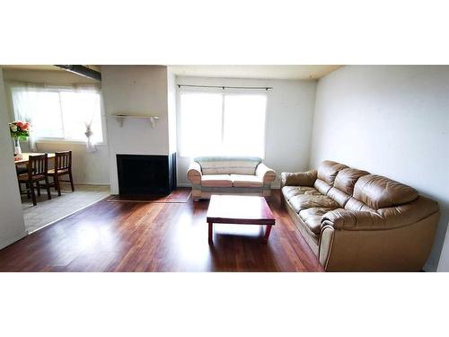 2-6424 4 Street Ne, Calgary, AB - Indoor Photo Showing Living Room