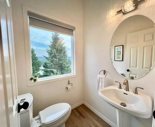 34 Silver Creek Manor Nw, Calgary, AB - Indoor Photo Showing Bathroom