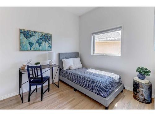 34 Silver Creek Manor Nw, Calgary, AB - Indoor Photo Showing Bedroom