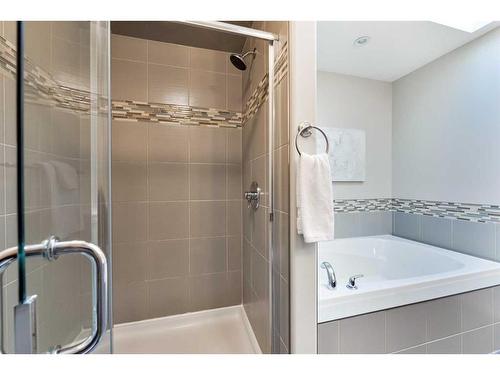 4410 17 Street Sw, Calgary, AB - Indoor Photo Showing Bathroom