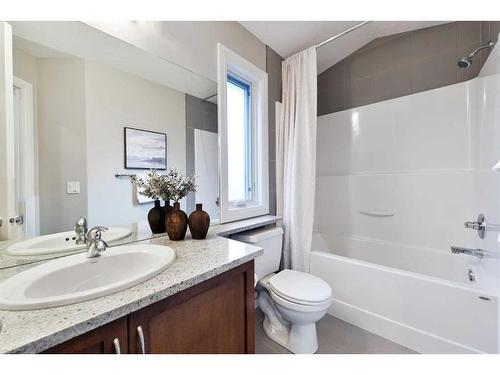 4410 17 Street Sw, Calgary, AB - Indoor Photo Showing Bathroom