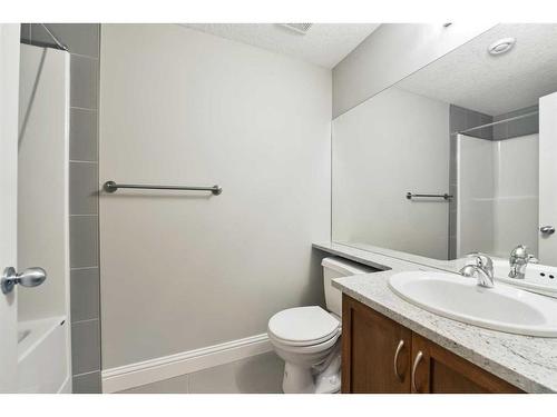 4410 17 Street Sw, Calgary, AB - Indoor Photo Showing Bathroom