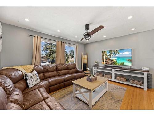 4421 55 Avenue, Olds, AB - Indoor Photo Showing Living Room