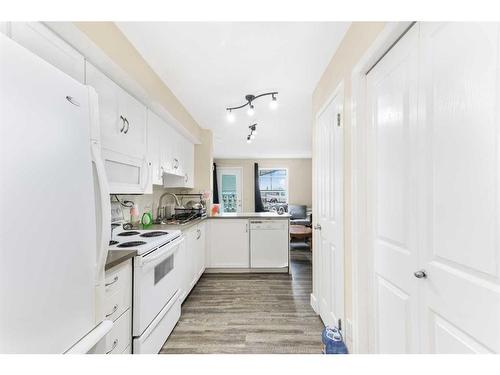 268 Saddlebrook Pointe Ne, Calgary, AB - Indoor Photo Showing Kitchen