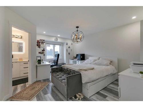 7075 Christie Briar Manor Sw, Calgary, AB - Indoor Photo Showing Bedroom