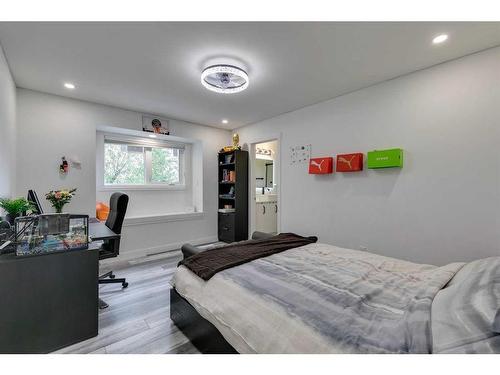 7075 Christie Briar Manor Sw, Calgary, AB - Indoor Photo Showing Bedroom