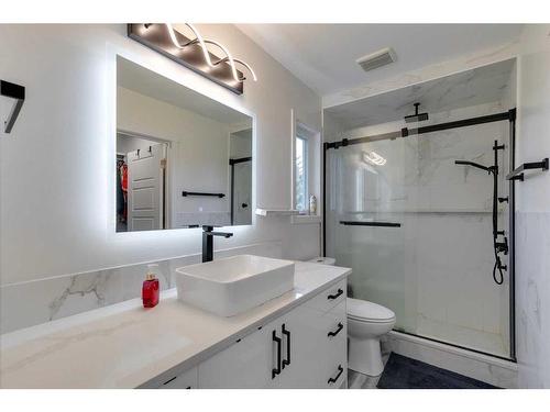 7075 Christie Briar Manor Sw, Calgary, AB - Indoor Photo Showing Bathroom