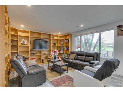 7075 Christie Briar Manor Sw, Calgary, AB - Indoor Photo Showing Living Room