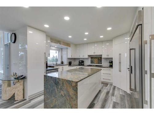 7075 Christie Briar Manor Sw, Calgary, AB - Indoor Photo Showing Kitchen With Upgraded Kitchen