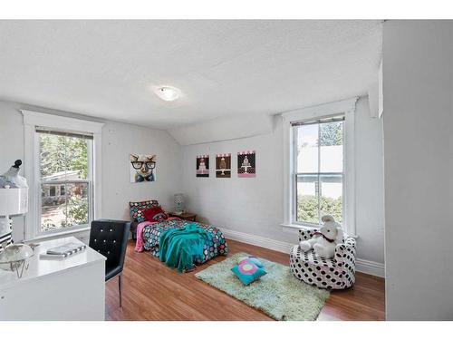 9 Elma Street East, Okotoks, AB - Indoor Photo Showing Living Room