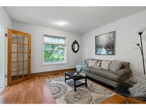 9 Elma Street East, Okotoks, AB - Indoor Photo Showing Living Room