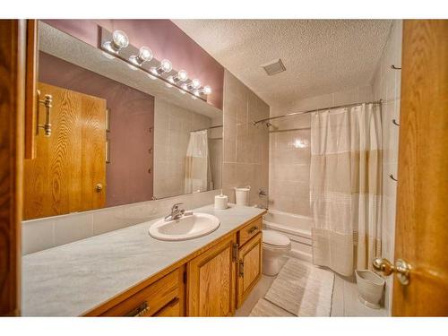 214 Lakeside Greens Place, Chestermere, AB - Indoor Photo Showing Bathroom