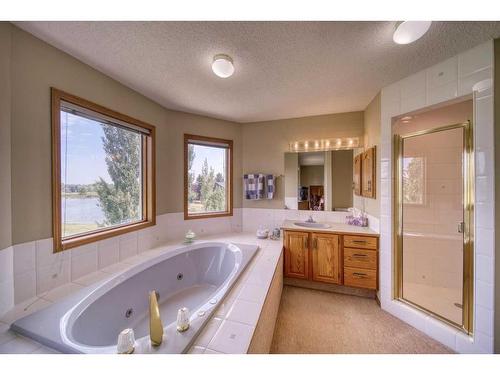 214 Lakeside Greens Place, Chestermere, AB - Indoor Photo Showing Bathroom