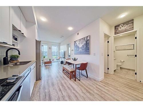 314-4138 University Avenue Nw, Calgary, AB - Indoor Photo Showing Kitchen With Double Sink