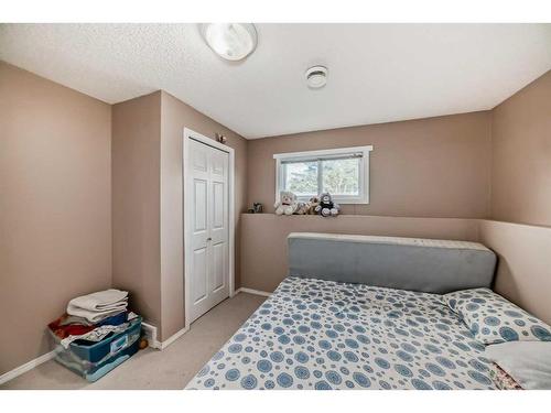 20 Castlebrook Road Ne, Calgary, AB - Indoor Photo Showing Bedroom