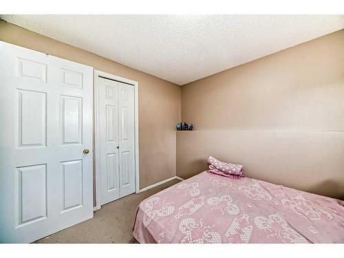 20 Castlebrook Road Ne, Calgary, AB - Indoor Photo Showing Bedroom