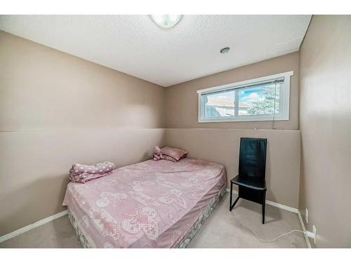 20 Castlebrook Road Ne, Calgary, AB - Indoor Photo Showing Bedroom