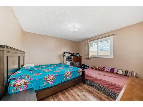 20 Castlebrook Road Ne, Calgary, AB - Indoor Photo Showing Bedroom