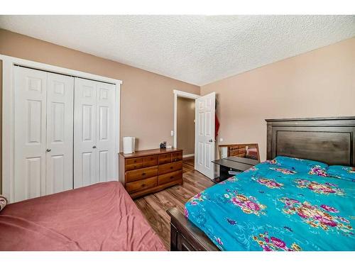 20 Castlebrook Road Ne, Calgary, AB - Indoor Photo Showing Bedroom