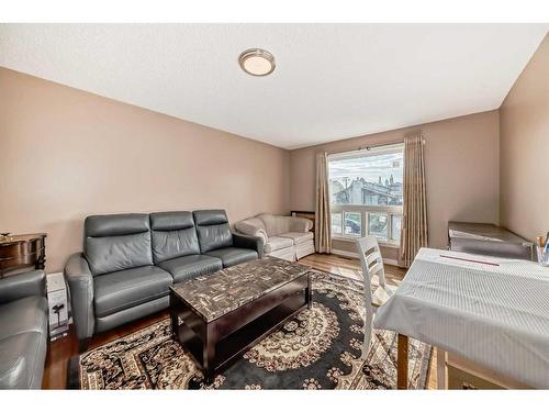 20 Castlebrook Road Ne, Calgary, AB - Indoor Photo Showing Living Room