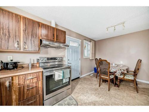 20 Castlebrook Road Ne, Calgary, AB - Indoor Photo Showing Kitchen