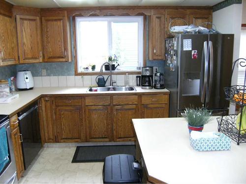 133 6 Avenue Se, Three Hills, AB - Indoor Photo Showing Kitchen With Double Sink