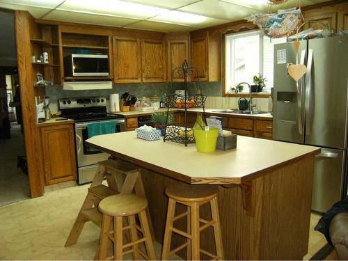 133 6 Avenue Se, Three Hills, AB - Indoor Photo Showing Kitchen With Double Sink