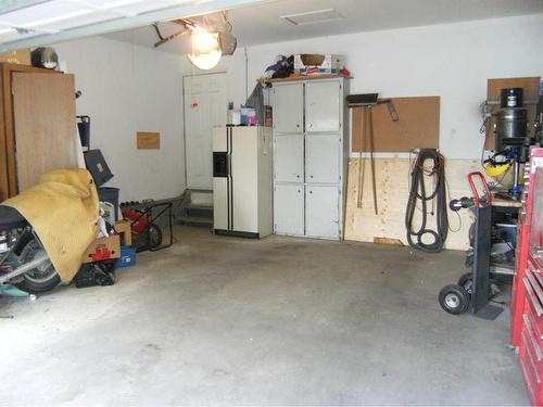 133 6 Avenue Se, Three Hills, AB - Indoor Photo Showing Garage