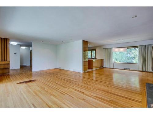 4312 Britannia Drive Sw, Calgary, AB - Indoor Photo Showing Living Room