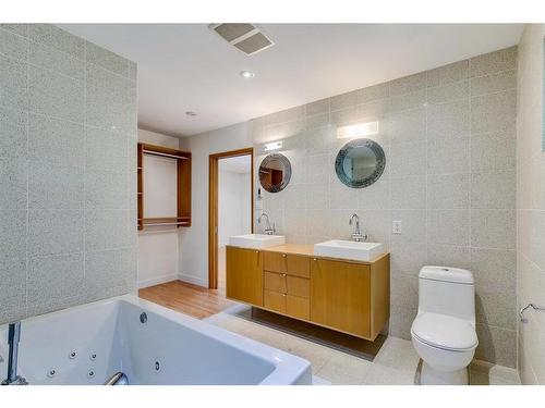 4312 Britannia Drive Sw, Calgary, AB - Indoor Photo Showing Bathroom